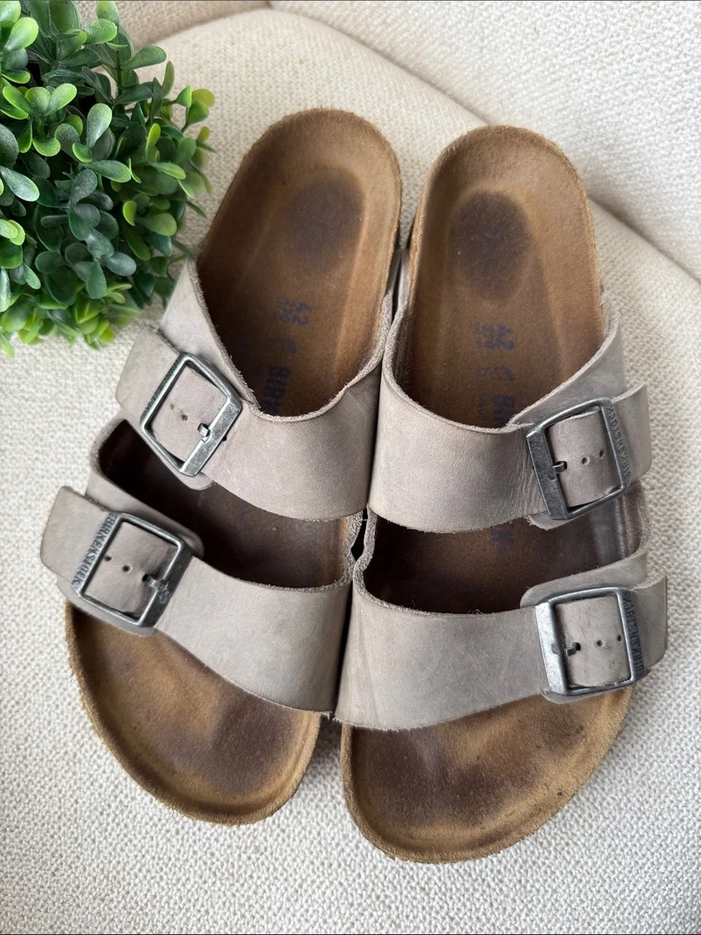 Birkenstock Men’s Arizona sandals in Taupe 9-9.5
